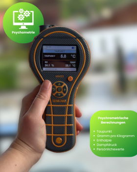 Abgebildet ist das Feuchtigkeitsmessgerät MMS3 der Firma PROTIMETER, das in einer Hand gehalten wird. Auf dem eingeschalteten Display sind aktuelle Messwerte sichtbar.